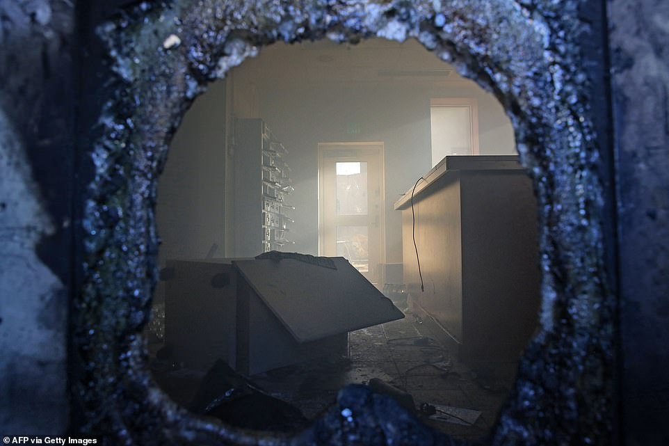 هاجم المتظاهرون السفارة ورشقوا عليها الحجارة فور اقتحامهم للمنطقة الخضراء شديدة التحصين وسط بغداد – صورة: فرانس برس