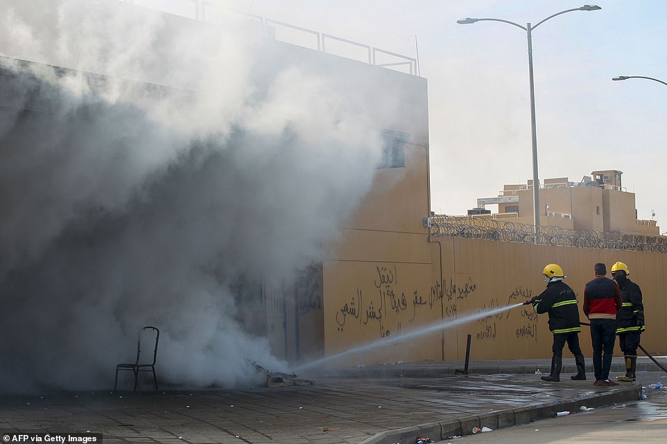 هاجم المتظاهرون السفارة ورشقوا عليها الحجارة فور اقتحامهم للمنطقة الخضراء شديدة التحصين وسط بغداد – صورة: فرانس برس