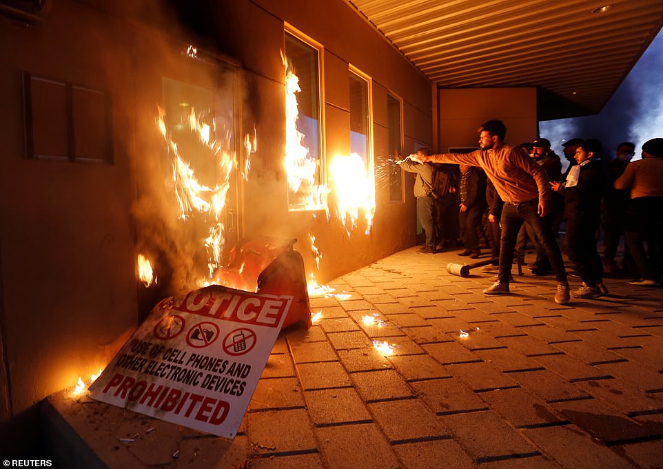 هاجم المتظاهرون السفارة ورشقوا عليها الحجارة فور اقتحامهم للمنطقة الخضراء شديدة التحصين وسط بغداد – صورة: فرانس برس