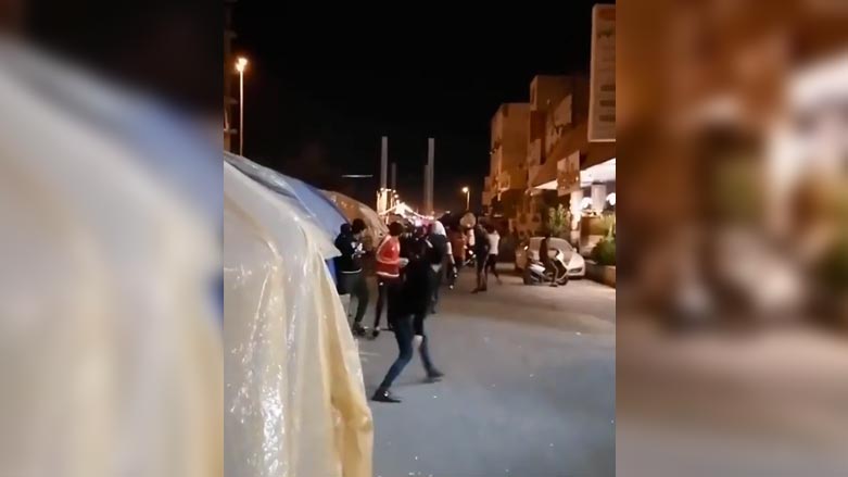 چه‌كداران ته‌قه‌ له‌ خۆپیشانده‌رانی ناسریه‌ ده‌كه‌ن