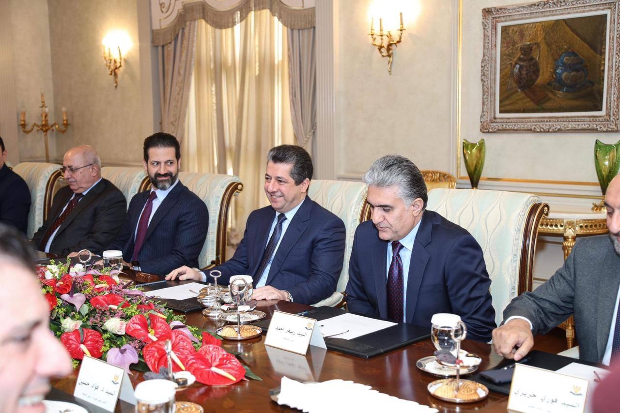رئيس حكومة اقليم كوردستان واعضاء حكومته في اجتماع مع الوفد الاتحادي - صورة: KRG