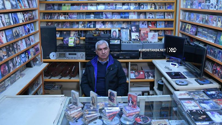 يبيع حمد أمين الأشرطة القديمة في محل صغير بمدينة السلمانية منذ نحو ثلاثة عقود – صورة: كوردستان 24