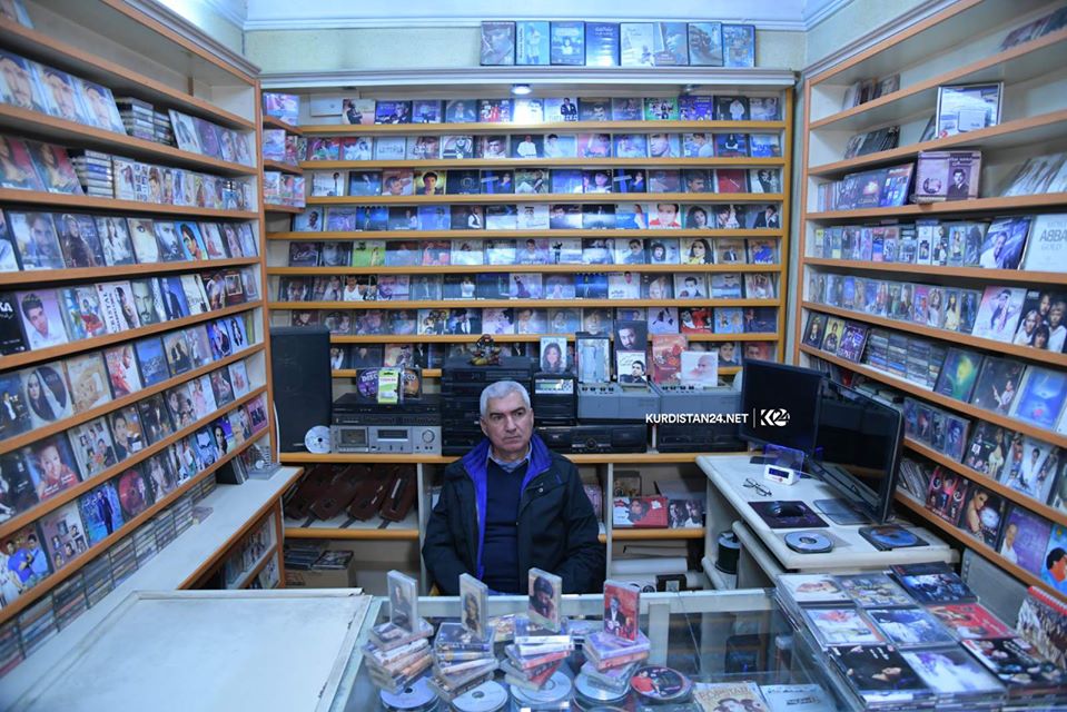 يبيع حمد أمين الأشرطة القديمة في محل صغير بمدينة السلمانية منذ نحو ثلاثة عقود – صورة: كوردستان 24