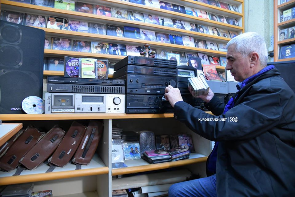 يبيع حمد أمين الأشرطة القديمة في محل صغير بمدينة السلمانية منذ نحو ثلاثة عقود – صورة: كوردستان 24