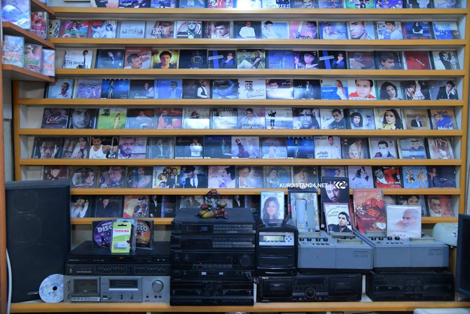 يبيع حمد أمين الأشرطة القديمة في محل صغير بمدينة السلمانية منذ نحو ثلاثة عقود – صورة: كوردستان 24