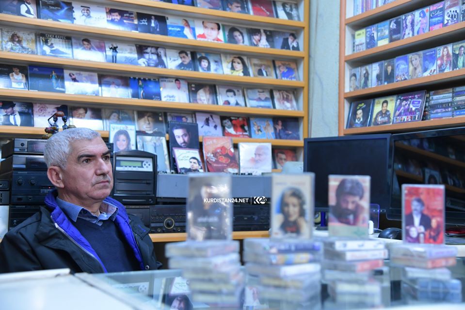 يبيع حمد أمين الأشرطة القديمة في محل صغير بمدينة السلمانية منذ نحو ثلاثة عقود – صورة: كوردستان 24