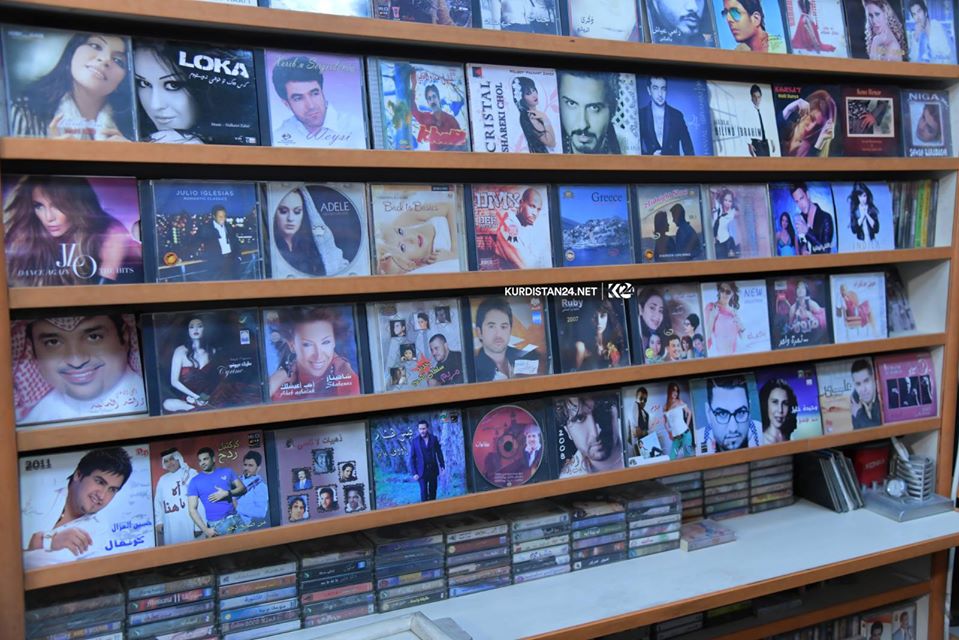 يبيع حمد أمين الأشرطة القديمة في محل صغير بمدينة السلمانية منذ نحو ثلاثة عقود – صورة: كوردستان 24