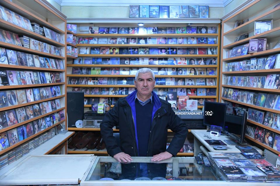 يبيع حمد أمين الأشرطة القديمة في محل صغير بمدينة السلمانية منذ نحو ثلاثة عقود – صورة: كوردستان 24
