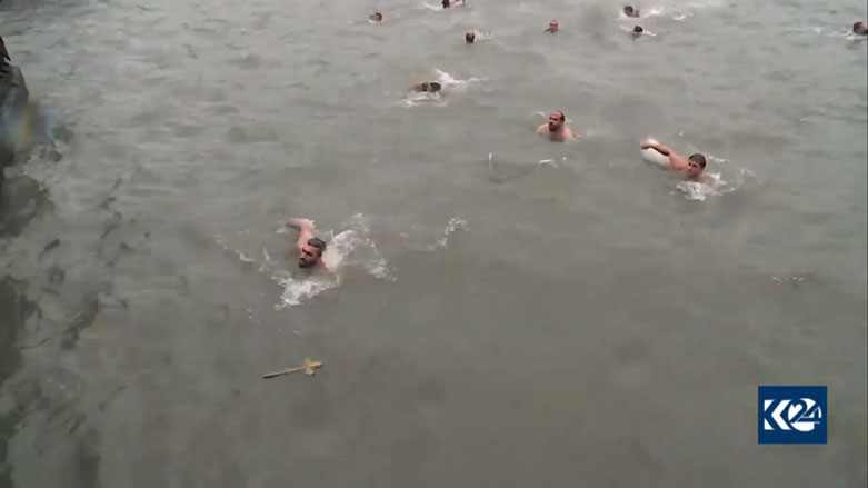 Ji bo derxistina xaçê gelek kesan xwe avêtin deryaya sar