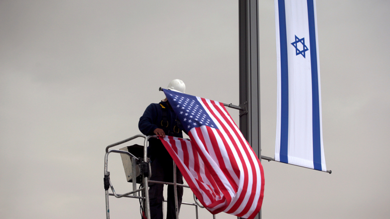 في إيران.. مصنع ينتعش مالياً بفضل "أعلام الأعداء"