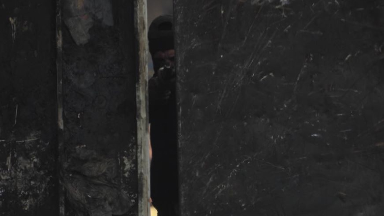 قنبلة يدوية تجرح ضابطاً خلال صدامات مع محتجين في بغداد