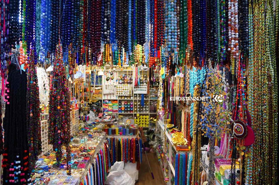 يعرض البائعون في السوق أنواعاً مختلفة من الملابس والعطور ومواد التجميل – صورة: إبراهيم فتاح/ كوردستان 24