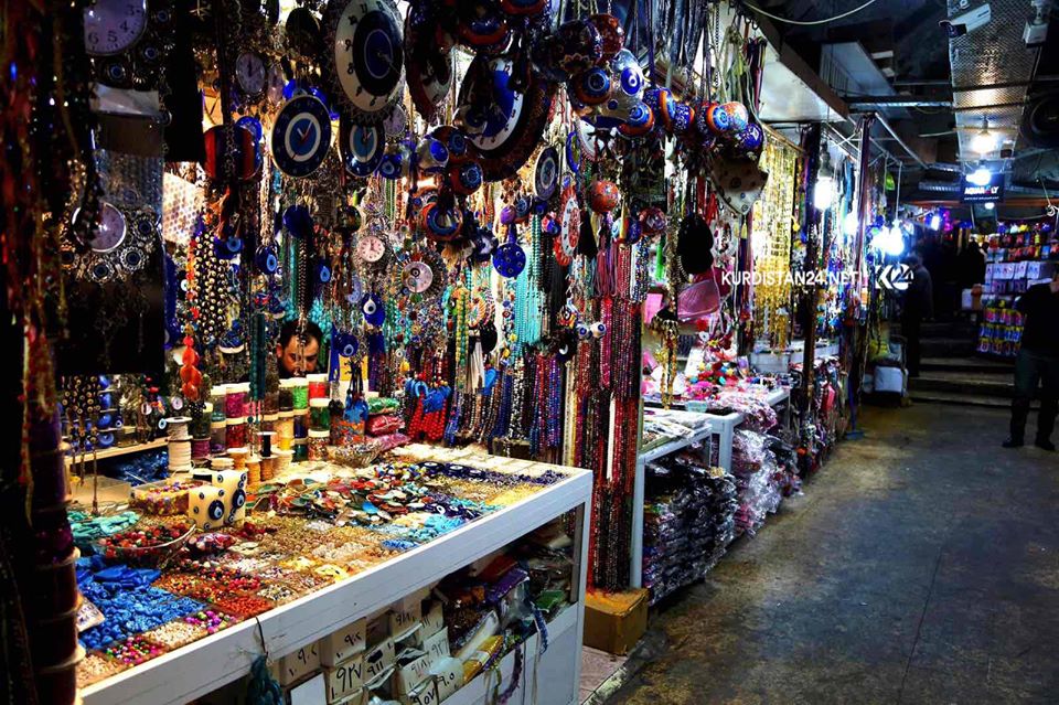 يعرض البائعون في السوق أنواعاً مختلفة من الملابس والعطور ومواد التجميل – صورة: إبراهيم فتاح/ كوردستان 24