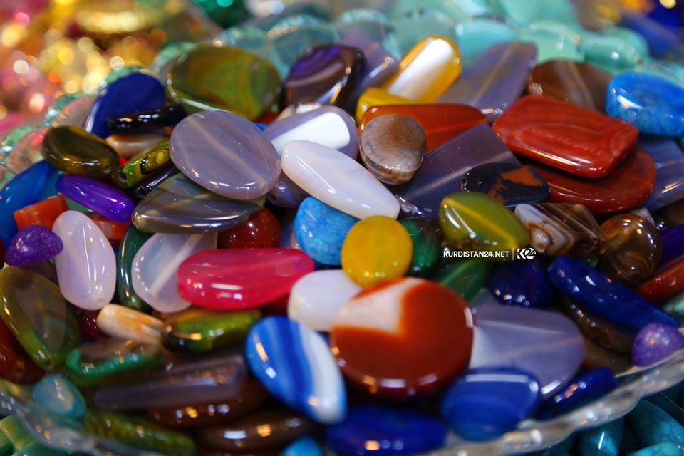 يعرض البائعون في السوق أنواعاً مختلفة من الملابس والعطور ومواد التجميل – صورة: إبراهيم فتاح/ كوردستان 24