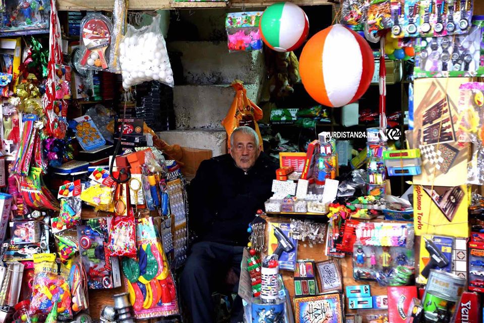 يعرض البائعون في السوق أنواعاً مختلفة من الملابس والعطور ومواد التجميل – صورة: إبراهيم فتاح/ كوردستان 24