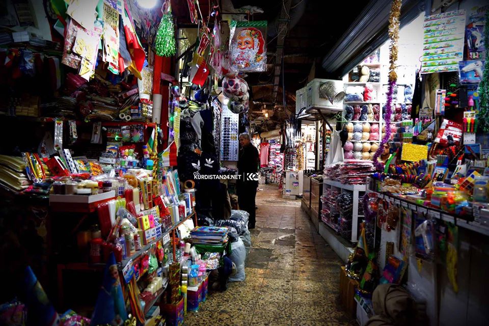 يعرض البائعون في السوق أنواعاً مختلفة من الملابس والعطور ومواد التجميل – صورة: إبراهيم فتاح/ كوردستان 24