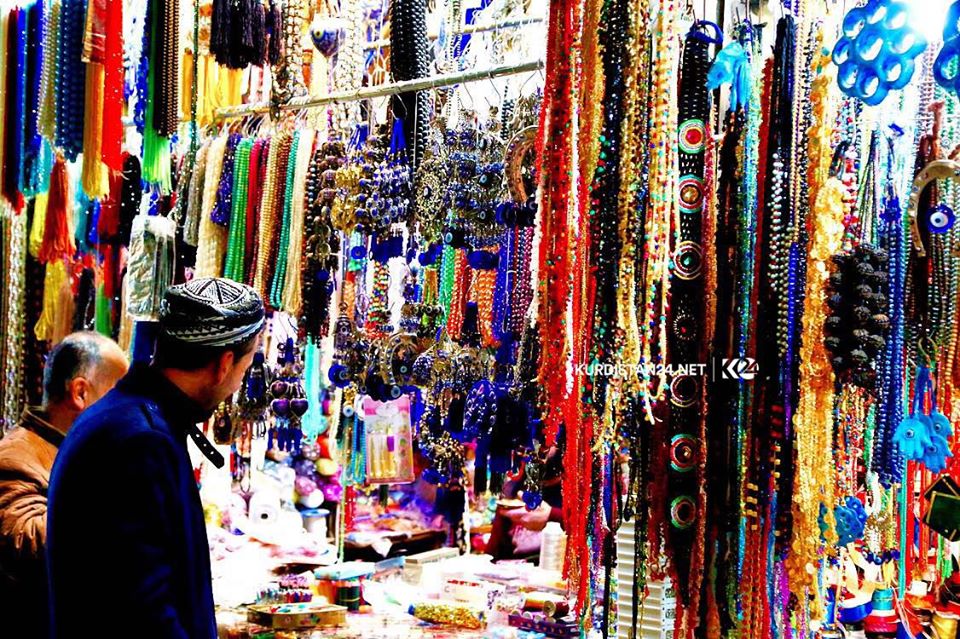 يعرض البائعون في السوق أنواعاً مختلفة من الملابس والعطور ومواد التجميل – صورة: إبراهيم فتاح/ كوردستان 24