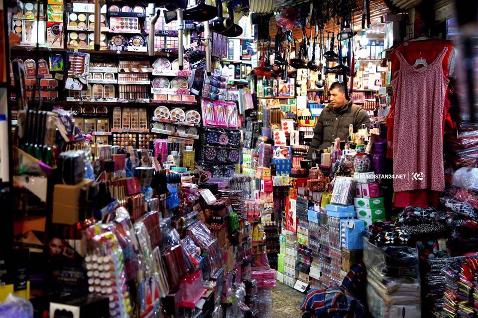 يعرض البائعون في السوق أنواعاً مختلفة من الملابس والعطور ومواد التجميل – صورة: إبراهيم فتاح/ كوردستان 24