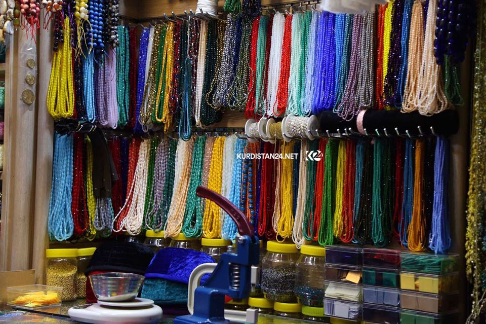 يعرض البائعون في السوق أنواعاً مختلفة من الملابس والعطور ومواد التجميل – صورة: إبراهيم فتاح/ كوردستان 24