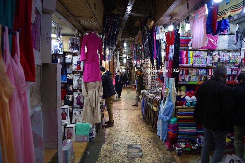 يعرض البائعون في السوق أنواعاً مختلفة من الملابس والعطور ومواد التجميل – صورة: إبراهيم فتاح/ كوردستان 24