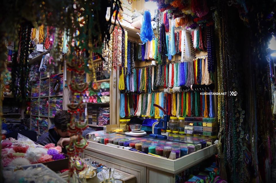 يعرض البائعون في السوق أنواعاً مختلفة من الملابس والعطور ومواد التجميل – صورة: إبراهيم فتاح/ كوردستان 24