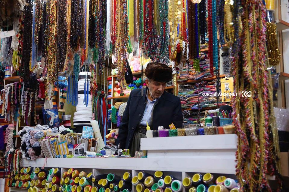يعرض البائعون في السوق أنواعاً مختلفة من الملابس والعطور ومواد التجميل – صورة: إبراهيم فتاح/ كوردستان 24