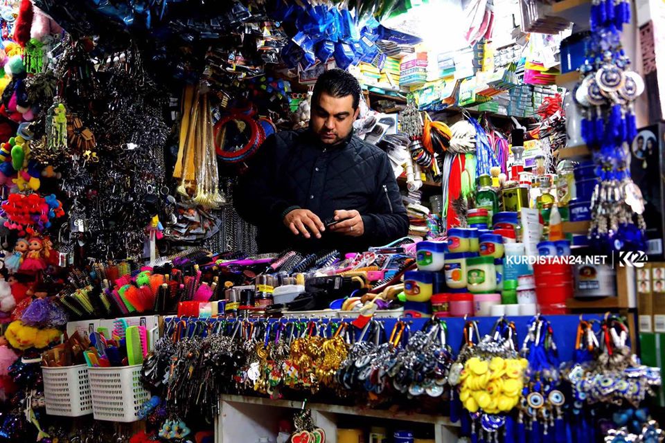يعرض البائعون في السوق أنواعاً مختلفة من الملابس والعطور ومواد التجميل – صورة: إبراهيم فتاح/ كوردستان 24