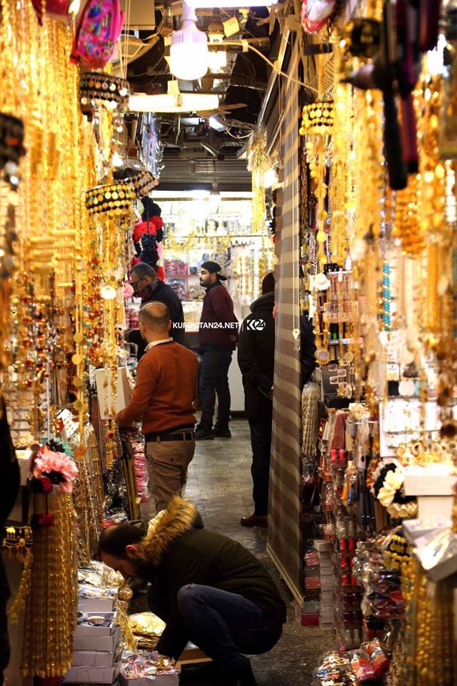 يعرض البائعون في السوق أنواعاً مختلفة من الملابس والعطور ومواد التجميل – صورة: إبراهيم فتاح/ كوردستان 24