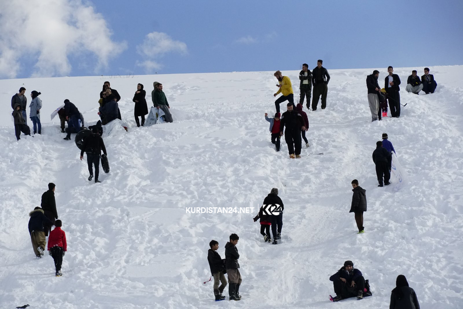 خۆشی و یارییەكانی ناو بەفر 