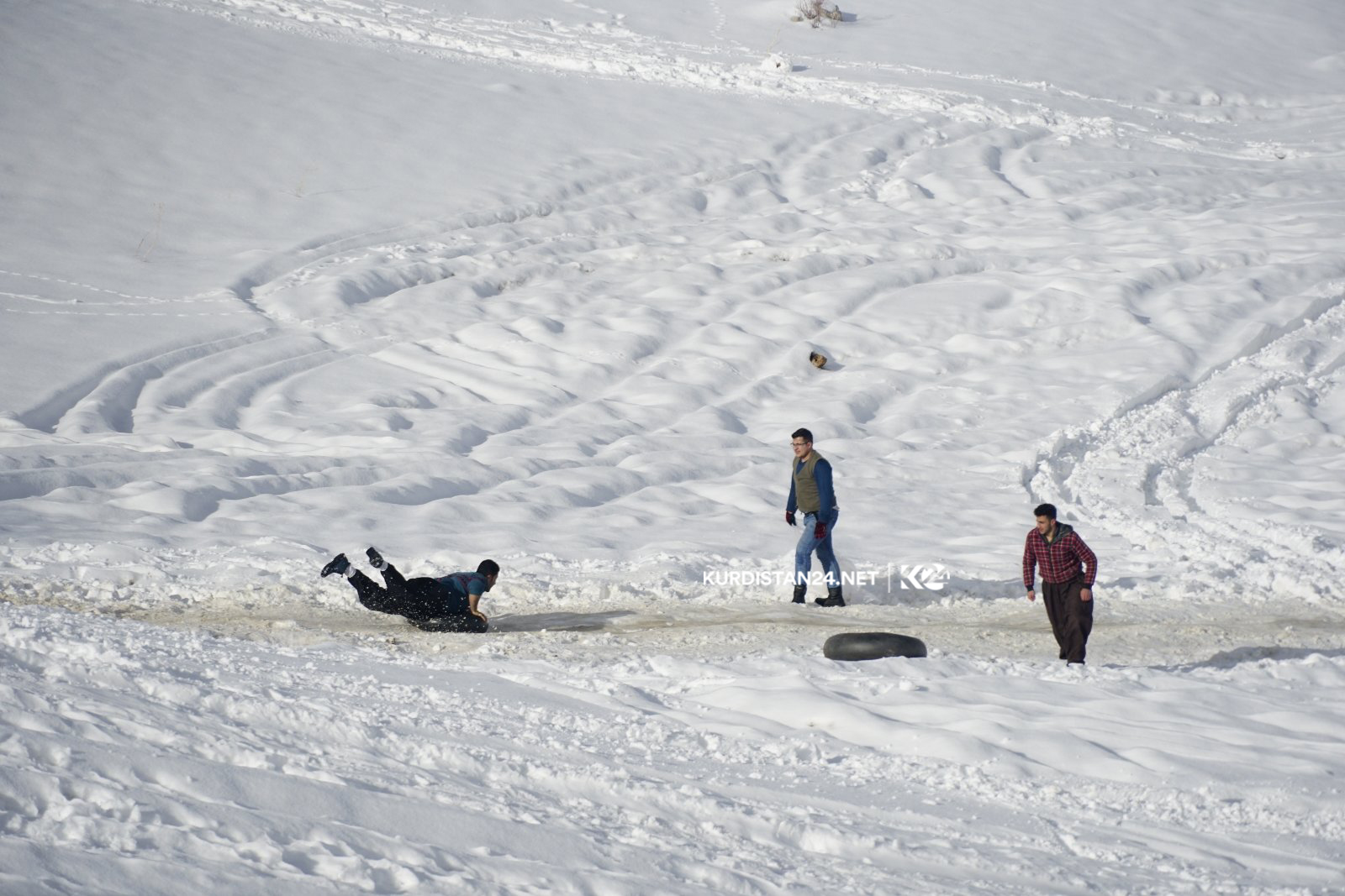 خۆشی و یارییەكانی ناو بەفر 