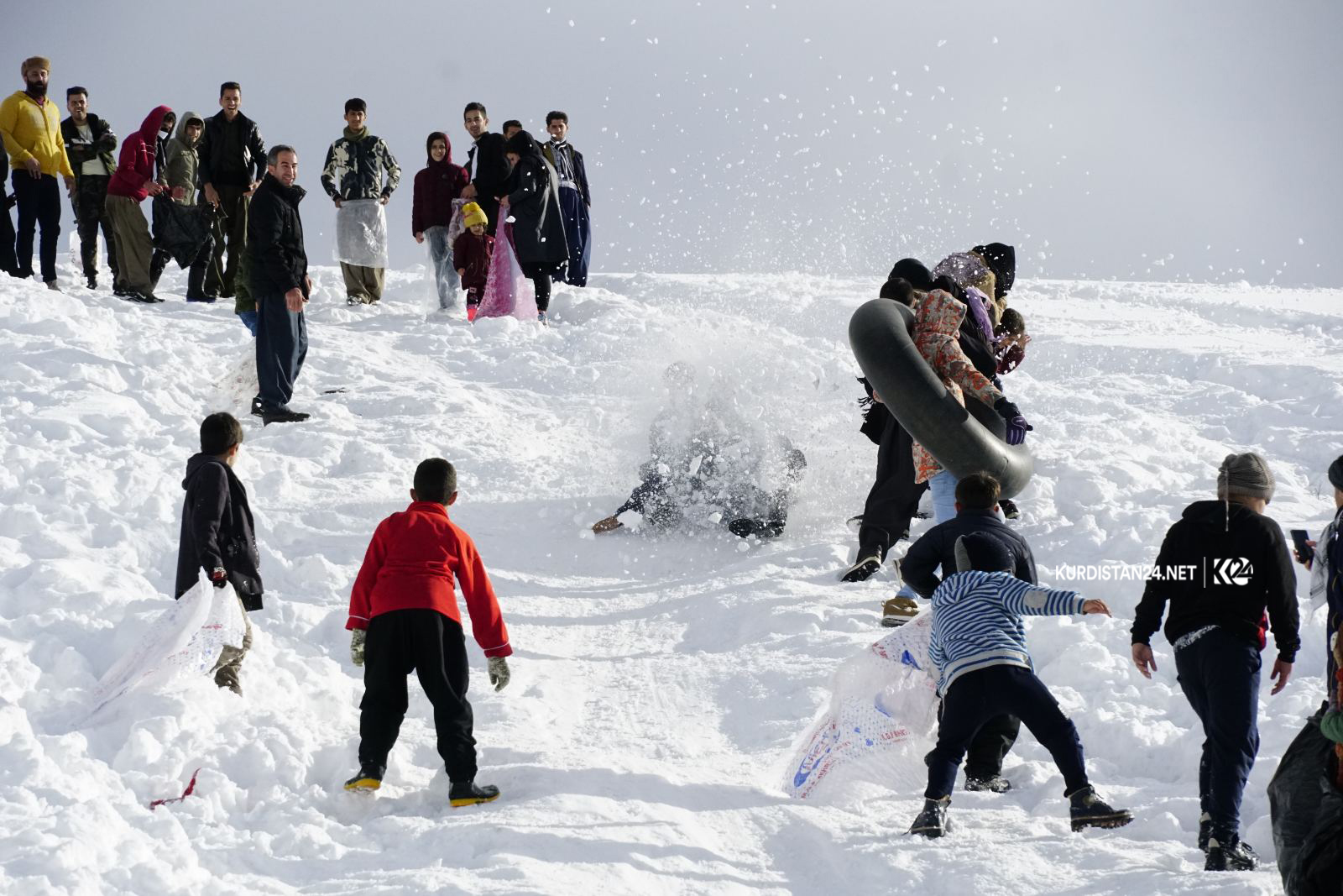 خۆشی و یارییەكانی ناو بەفر 