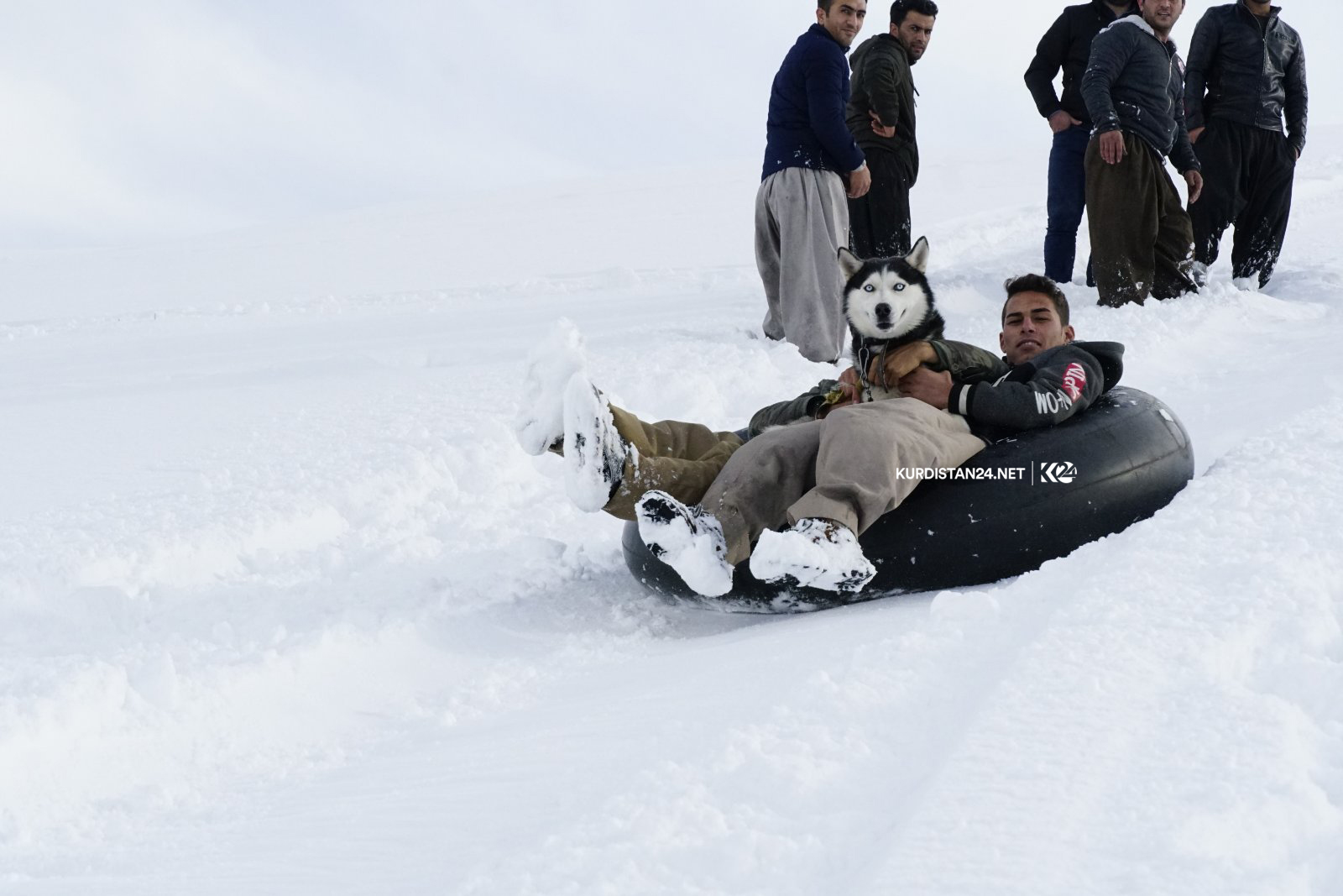 خۆشی و یارییەكانی ناو بەفر 
