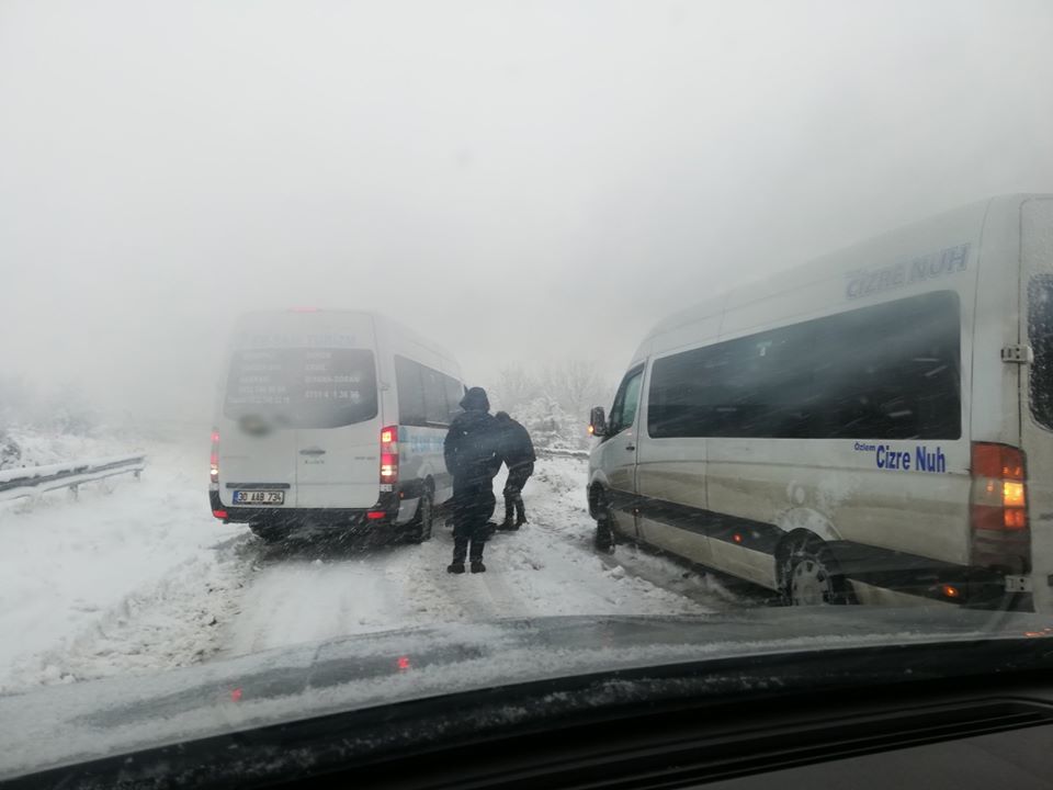 بالصور | ثلوج كثيفة تعيق حركة المرور بمناطق في كوردستان