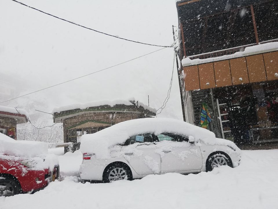 بالصور | ثلوج كثيفة تعيق حركة المرور بمناطق في كوردستان