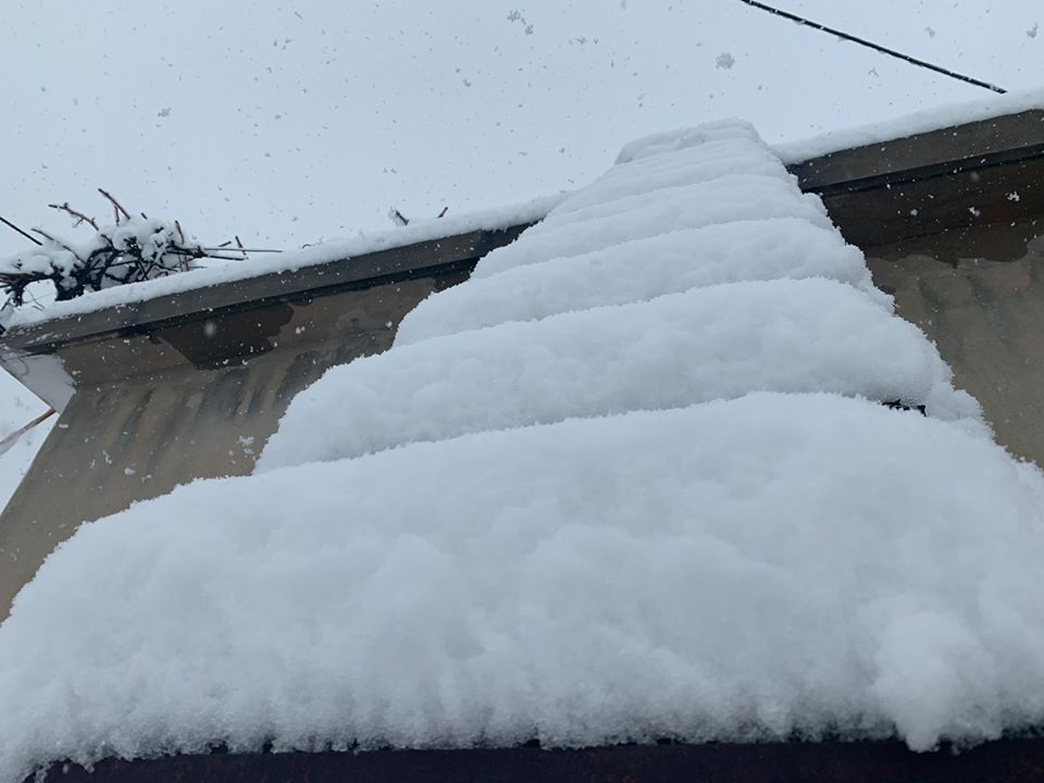 بالصور | ثلوج كثيفة تعيق حركة المرور بمناطق في كوردستان