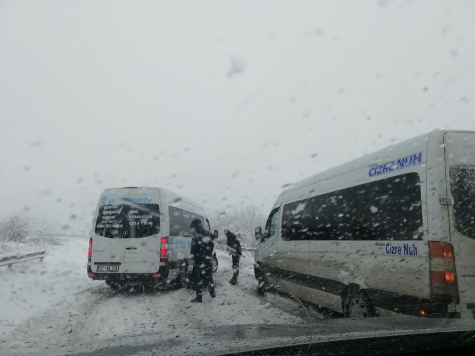 بالصور | ثلوج كثيفة تعيق حركة المرور بمناطق في كوردستان