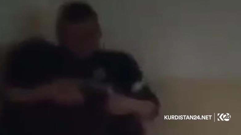 له‌ پردێ پۆلیسێك و چه‌كدارێكی حه‌شد ده‌ستدرێژی سێكسی ده‌كه‌نه‌ سه‌ر ئافره‌تێكی خاوه‌نپێداویستی تایبه‌ت