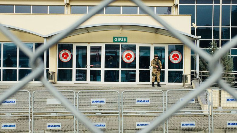 Li Îzmîrê 90 kes ji bo zimanê Kurdî hatin zindanîkirin  