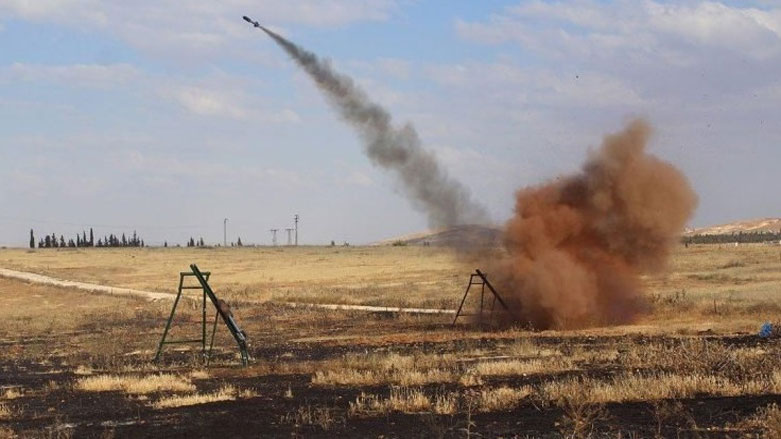 “Hêzên Tirkî û grûpên wê xalên rêjîmê li Idlibê mûşekbaran dikin”