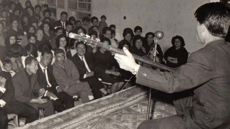 Seid Yusif performs at Qamishlo's Centre for Intellectuals in 1966. (Photo: Sara Distribution)