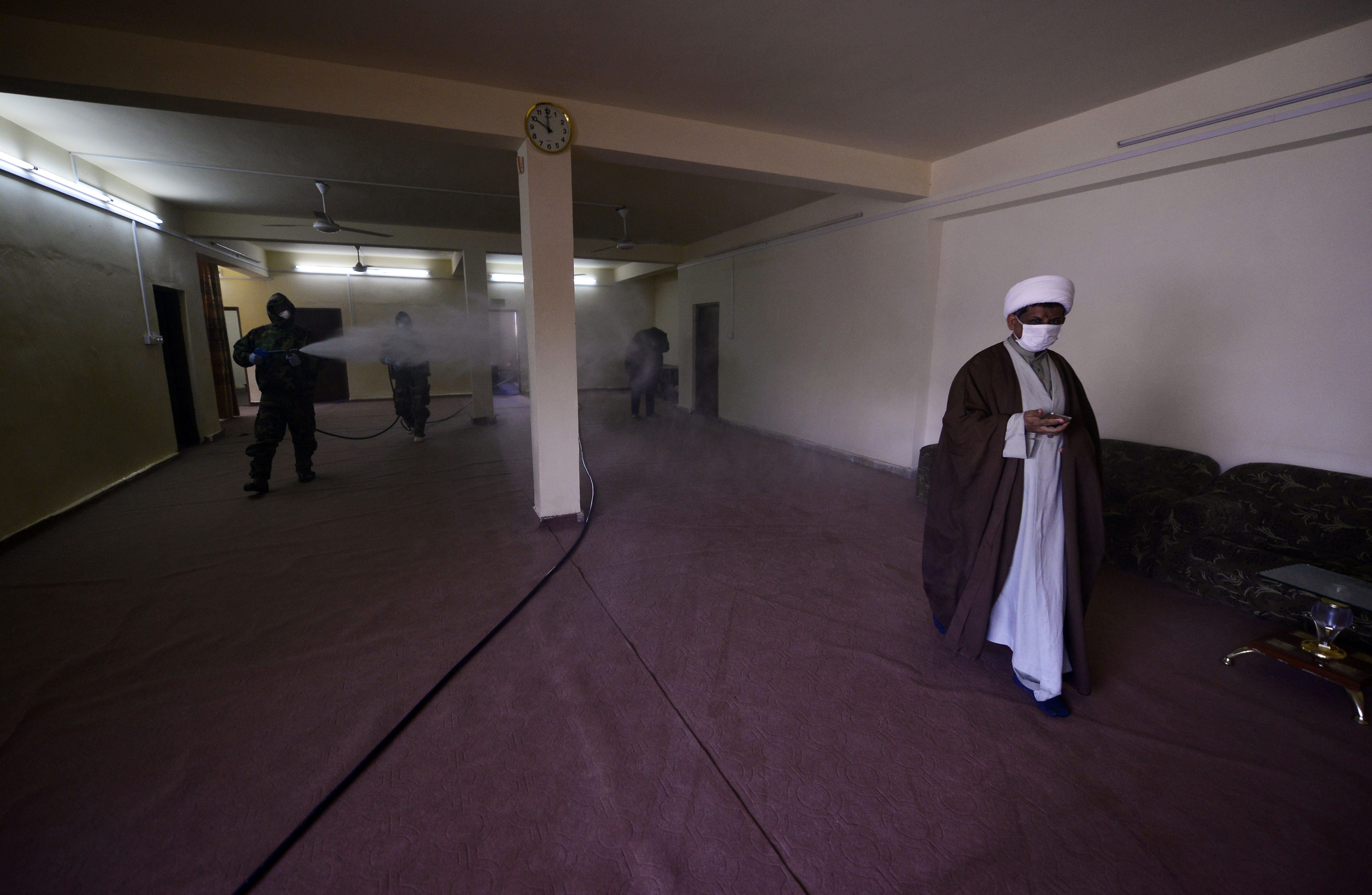 مرجع عراقي يطرح رؤية لمواجهة كورونا: "لا يصيب" المسلمين الملتزمين