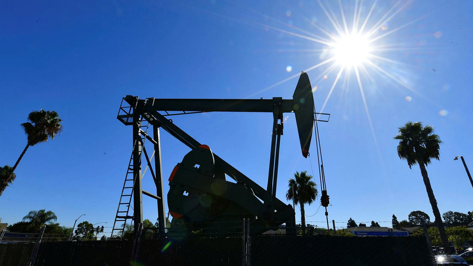 "محادثات زعيمين" تنعش سعر النفط عن أدنى مستوى في 18 عاماً