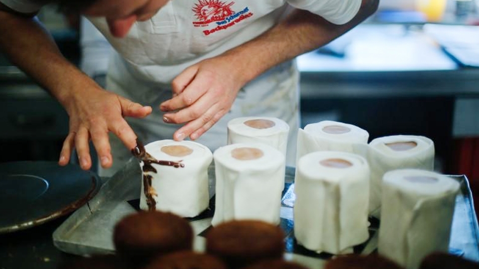  خباز ألماني يصنع كعكاً على شكل لفائف ورق التواليت