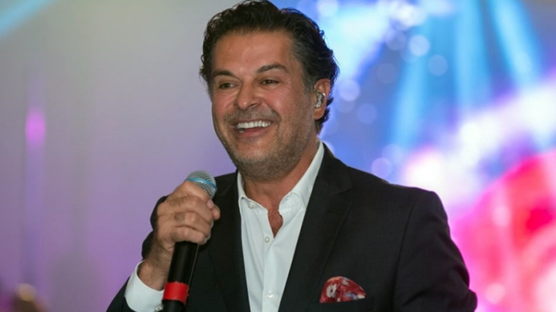 بالفيديو | كورونا يدفع راغب علامة للمصافحة بقدميه