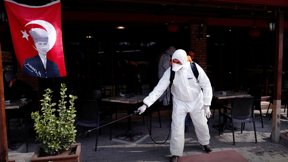 بعد أزمة الليرة.. كورونا يهدد اقتصاد تركيا "الهش"