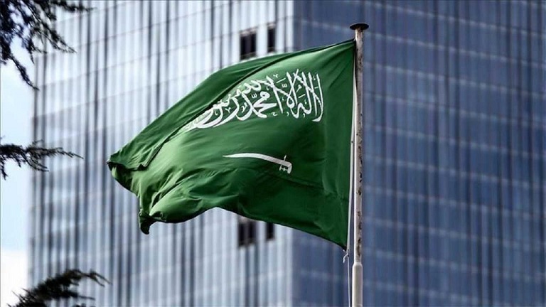 السعودية تعلق رحلات الطيران الداخلي والحافلات والقطارات