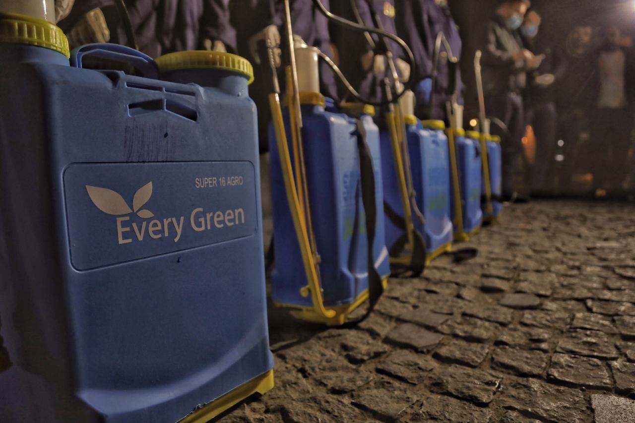 City workers spray disinfectant at an Erbil market, March. 7, 2020. (Photo: Kurdistan 24/Iman Farman)