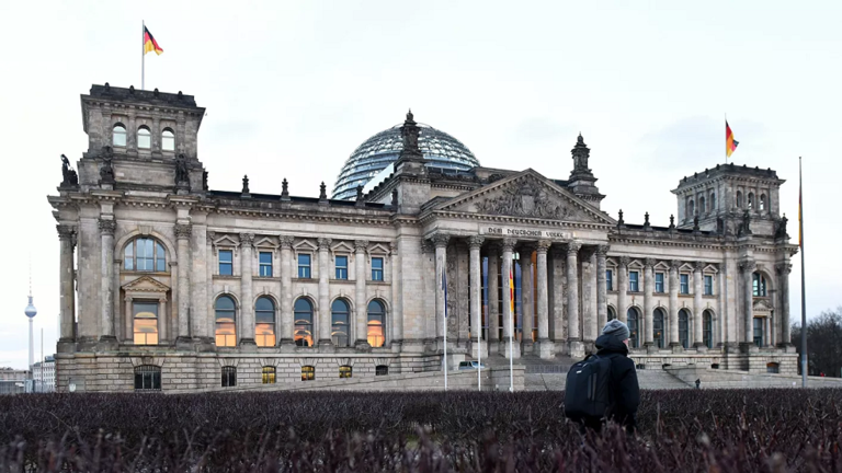 Perlemantarekê Elmaniya: Emerîka Elmaniya Dagîr kirîye û çekên xwe yên navokî li wir paraztîye