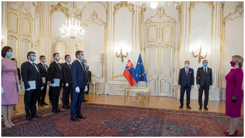 Hukimeta Slovakya bi maske û lepikan bawerî ji Serokomar wergirt