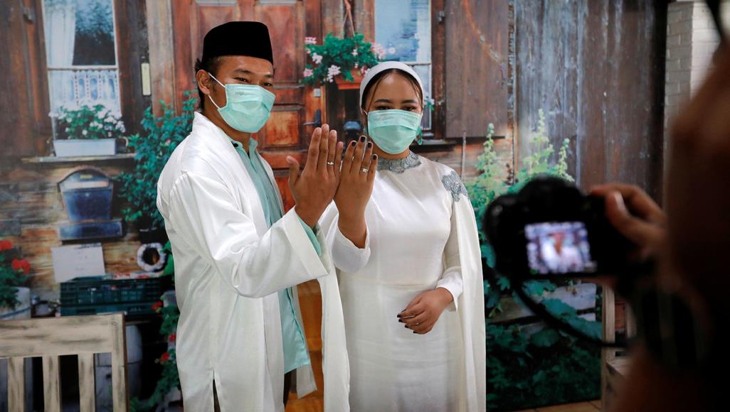 عروسان يقيمان زفافهما "أون لاين"